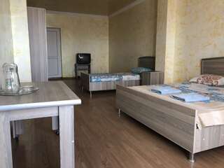 Отель M-Palace Hotel Батуми Стандартный трехместный номер-4